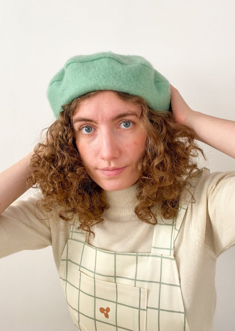 Beret in mint green wool