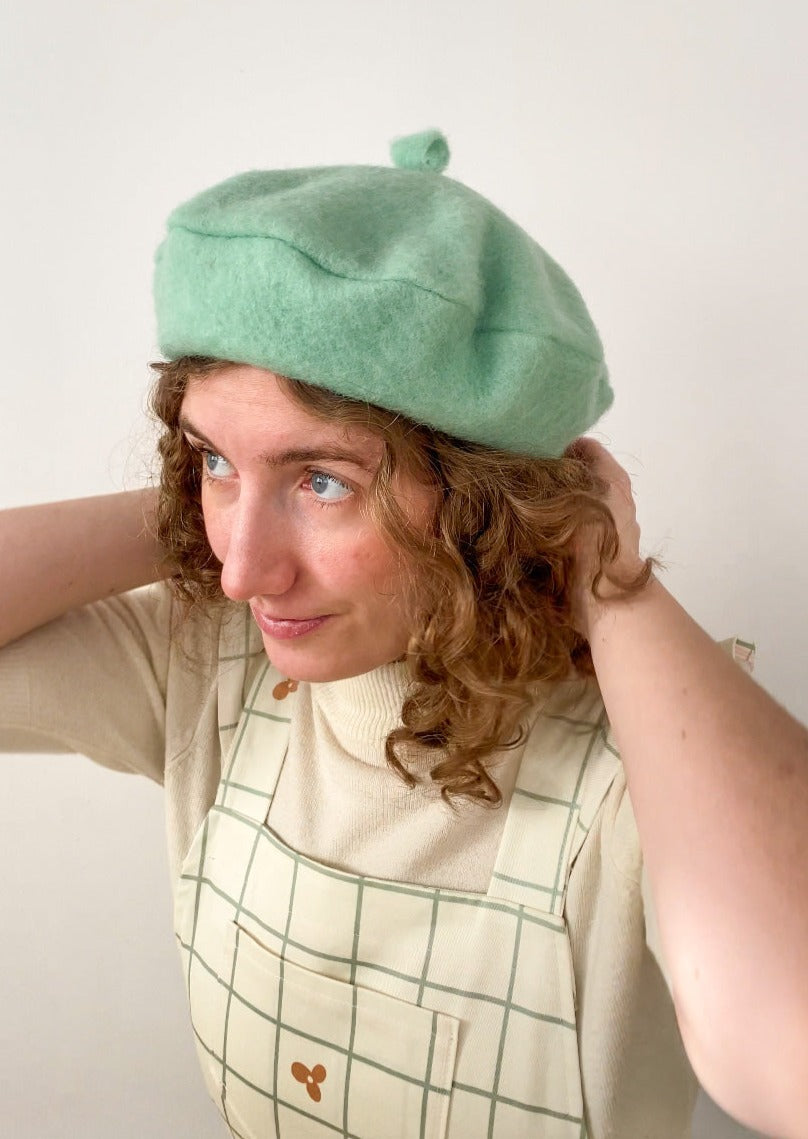 Beret in mint green wool
