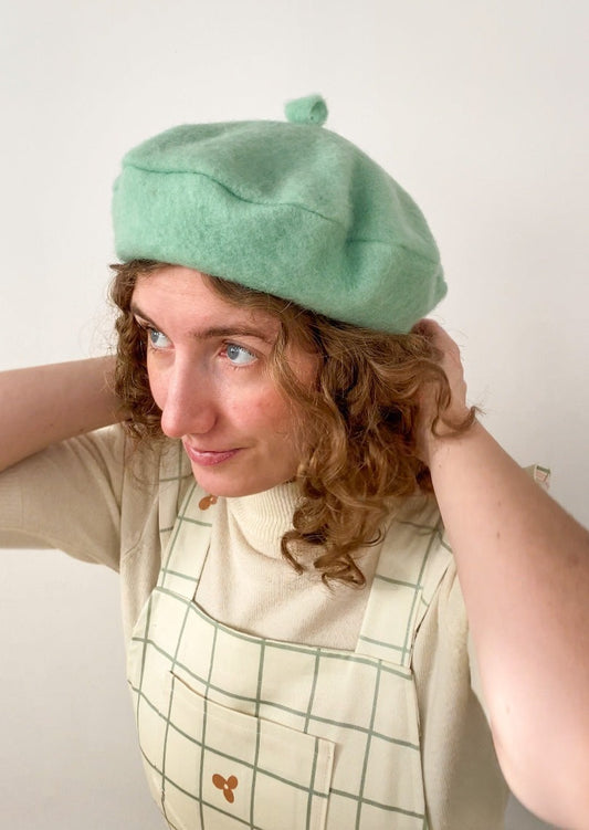 Beret in mint green wool