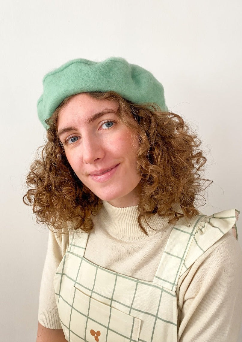 Beret in mint green wool
