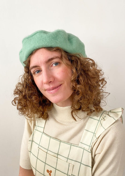 Beret in mint green wool