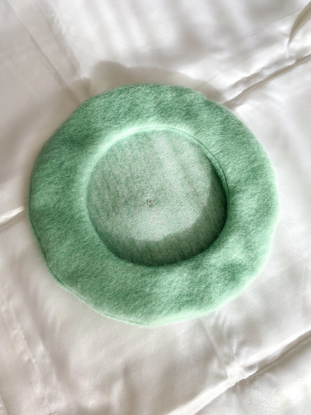 Beret in mint green wool
