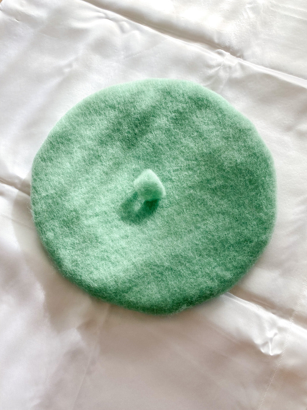 Beret in mint green wool